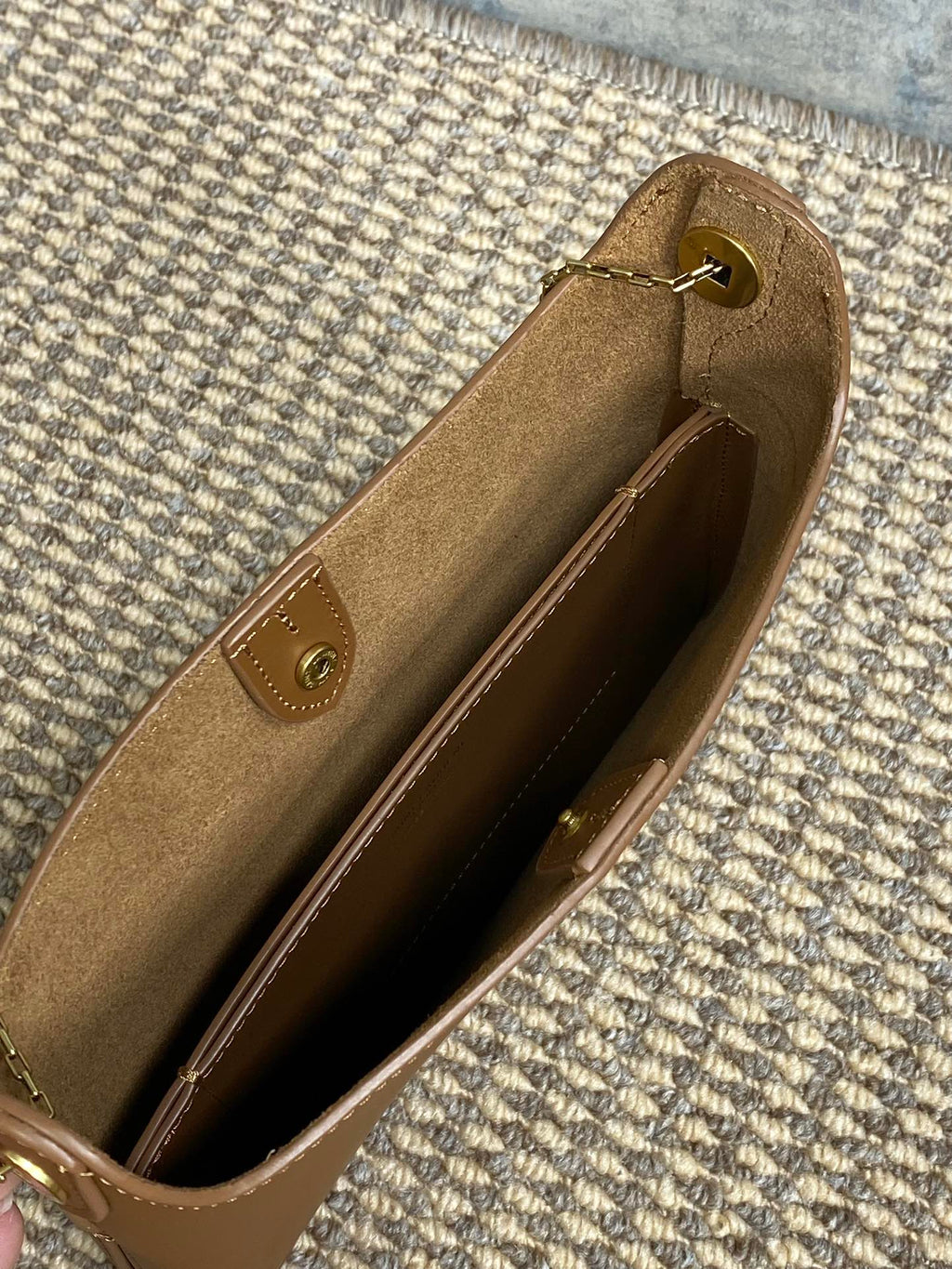 Flache Schultertasche, 58 cm, hellbraunes Kalbsleder, Goldkette