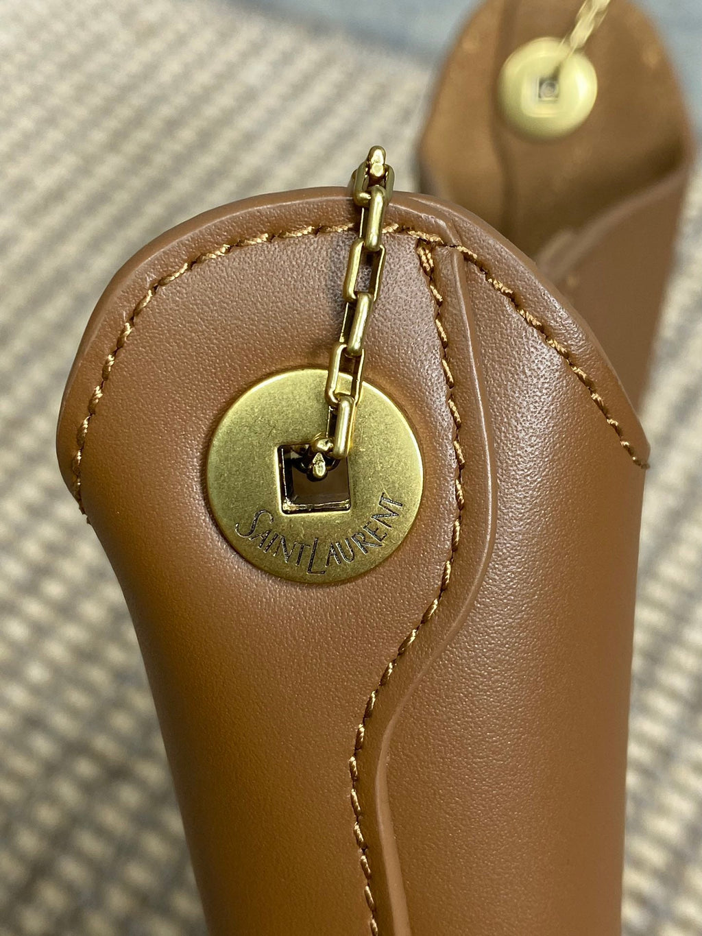 Flache Schultertasche, 58 cm, hellbraunes Kalbsleder, Goldkette