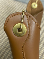 Flache Schultertasche, 58 cm, hellbraunes Kalbsleder, Goldkette