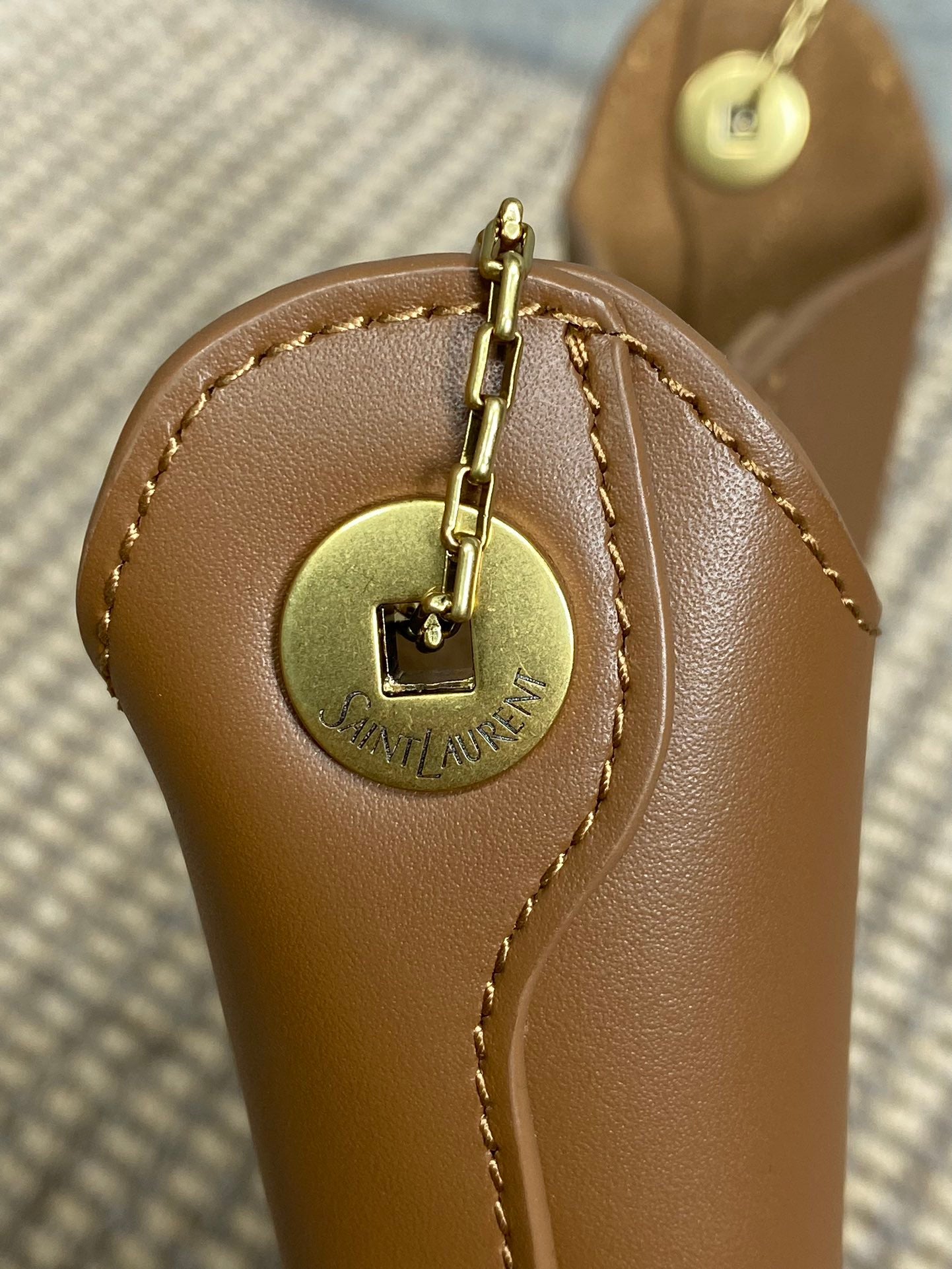 Flache Schultertasche, 58 cm, hellbraunes Kalbsleder, Goldkette