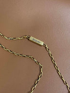 Flache Schultertasche, 58 cm, hellbraunes Kalbsleder, Goldkette