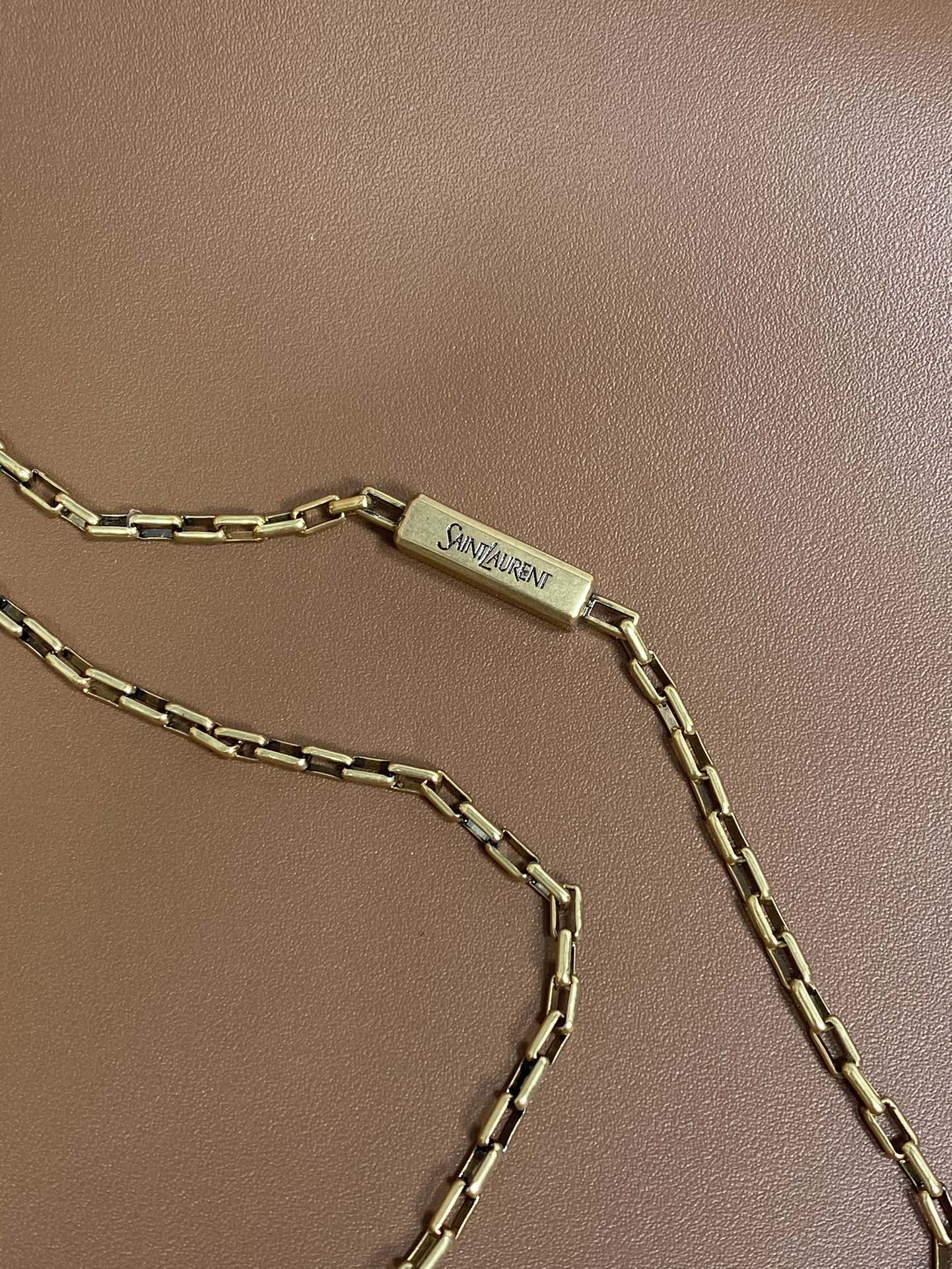 Flache Schultertasche, 58 cm, hellbraunes Kalbsleder, Goldkette