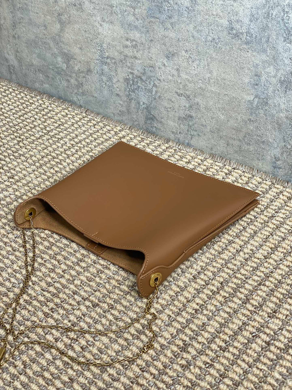 Flache Schultertasche, 58 cm, hellbraunes Kalbsleder, Goldkette