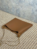 Flache Schultertasche, 58 cm, hellbraunes Kalbsleder, Goldkette