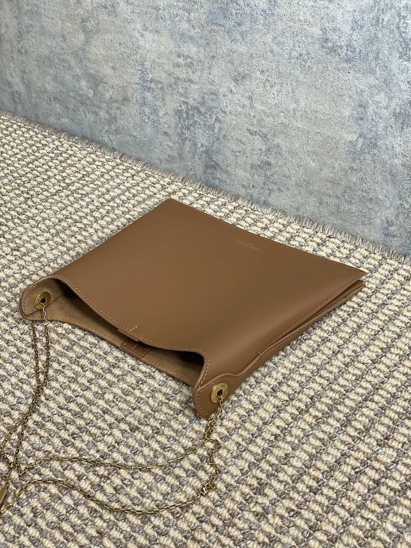 Flache Schultertasche, 58 cm, hellbraunes Kalbsleder, Goldkette