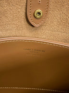 Flache Schultertasche, 58 cm, hellbraunes Kalbsleder, Goldkette