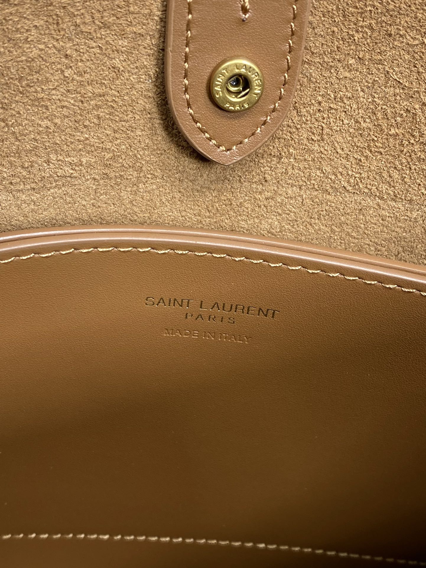 Flache Schultertasche, 58 cm, hellbraunes Kalbsleder, Goldkette