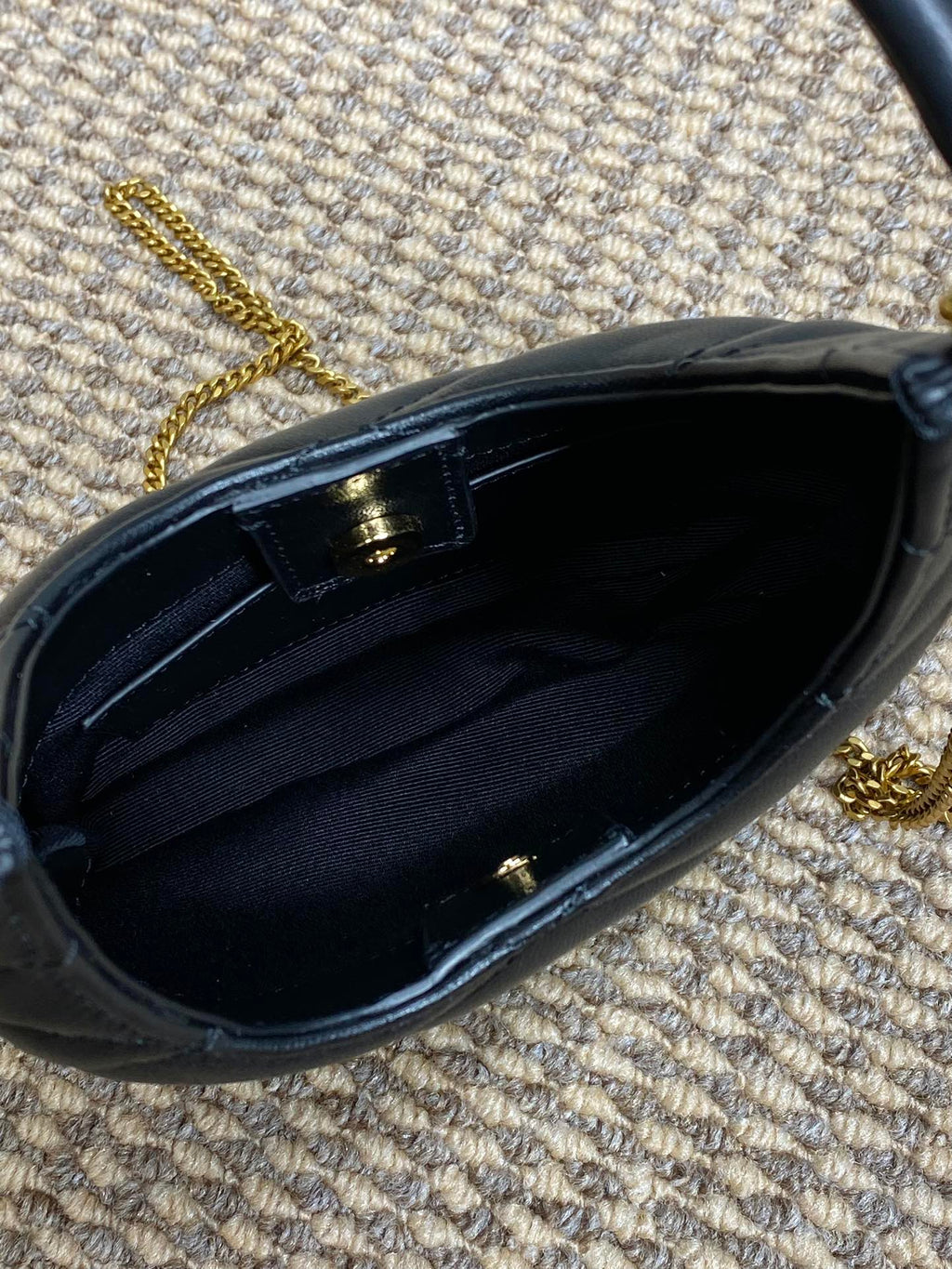 SADE HOBO 21 IN SCHWARZEM LAMMLEDER GOLDENE BESCHLÄGE