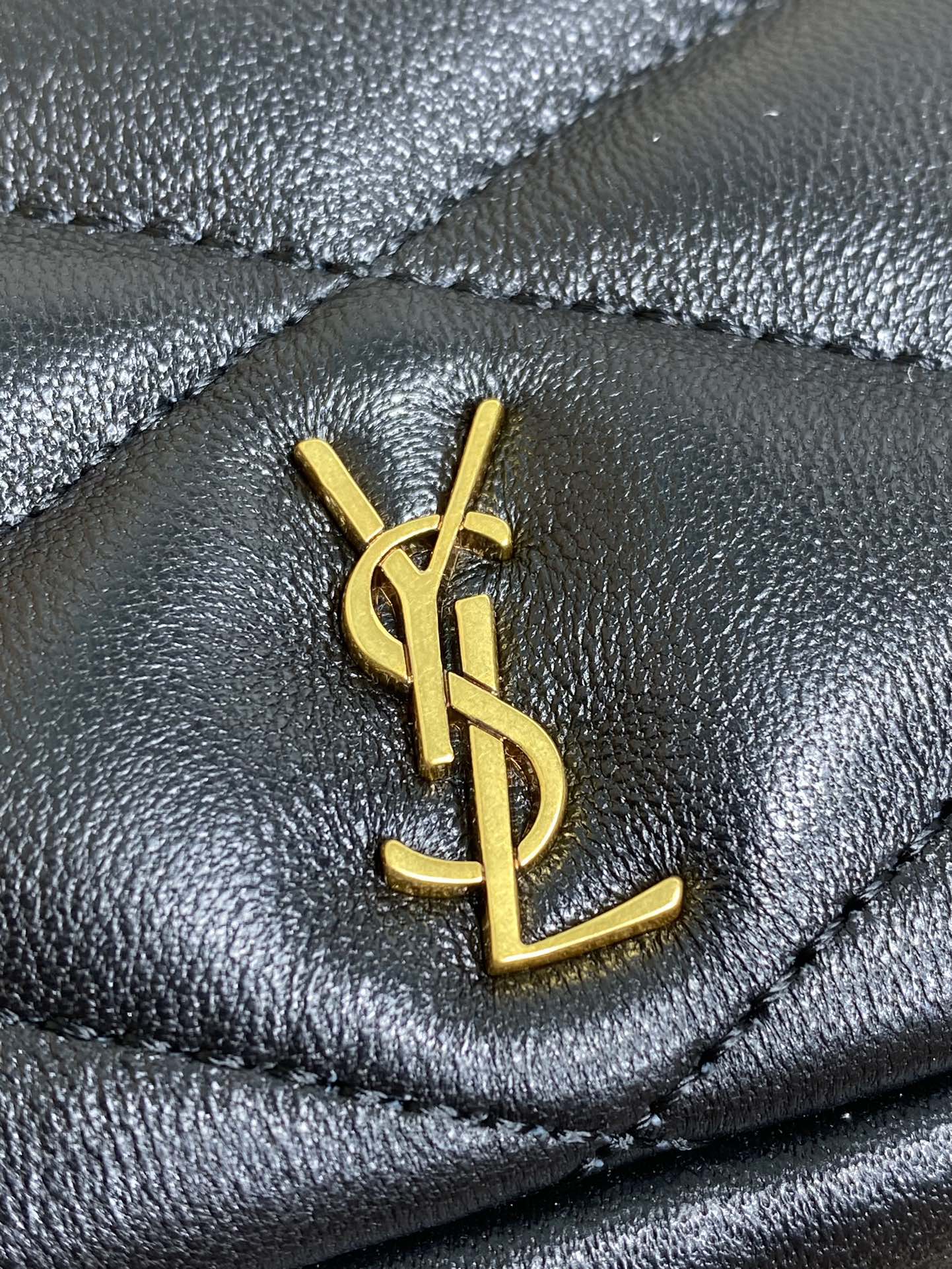 SADE HOBO 21 IN SCHWARZEM LAMMLEDER GOLDENE BESCHLÄGE