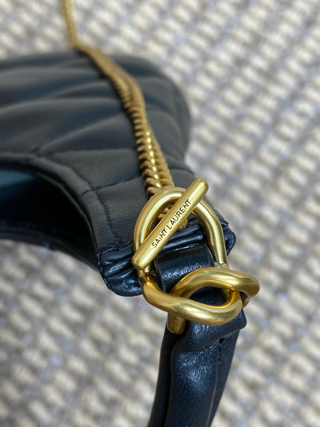 SADE HOBO 21 IN SCHWARZEM LAMMLEDER GOLDENE BESCHLÄGE