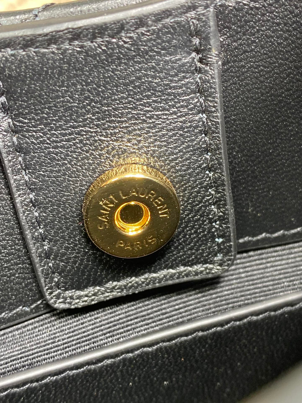 SADE HOBO 21 IN SCHWARZEM LAMMLEDER GOLDENE BESCHLÄGE