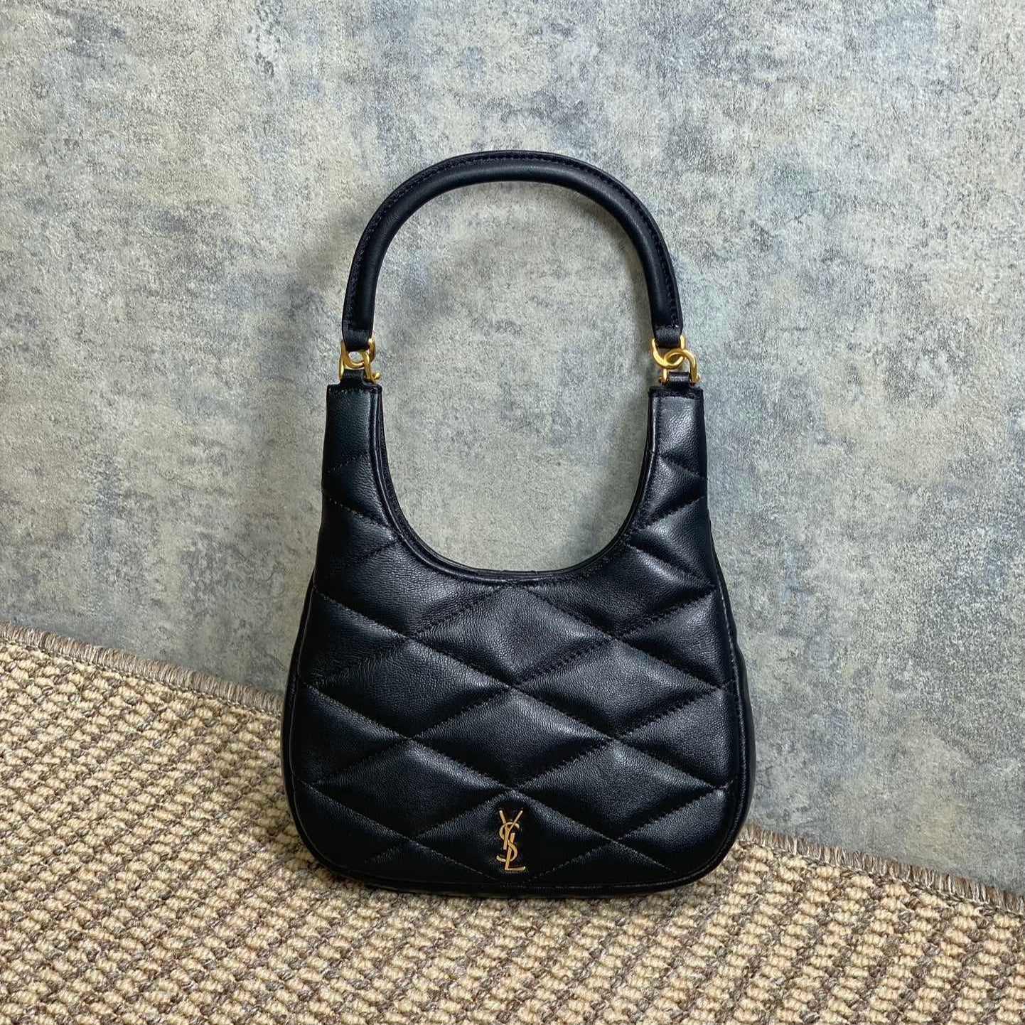 SADE HOBO 21 IN SCHWARZEM LAMMLEDER GOLDENE BESCHLÄGE