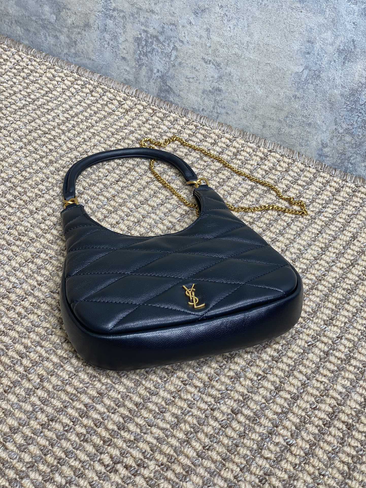 SADE HOBO 21 IN SCHWARZEM LAMMLEDER GOLDENE BESCHLÄGE