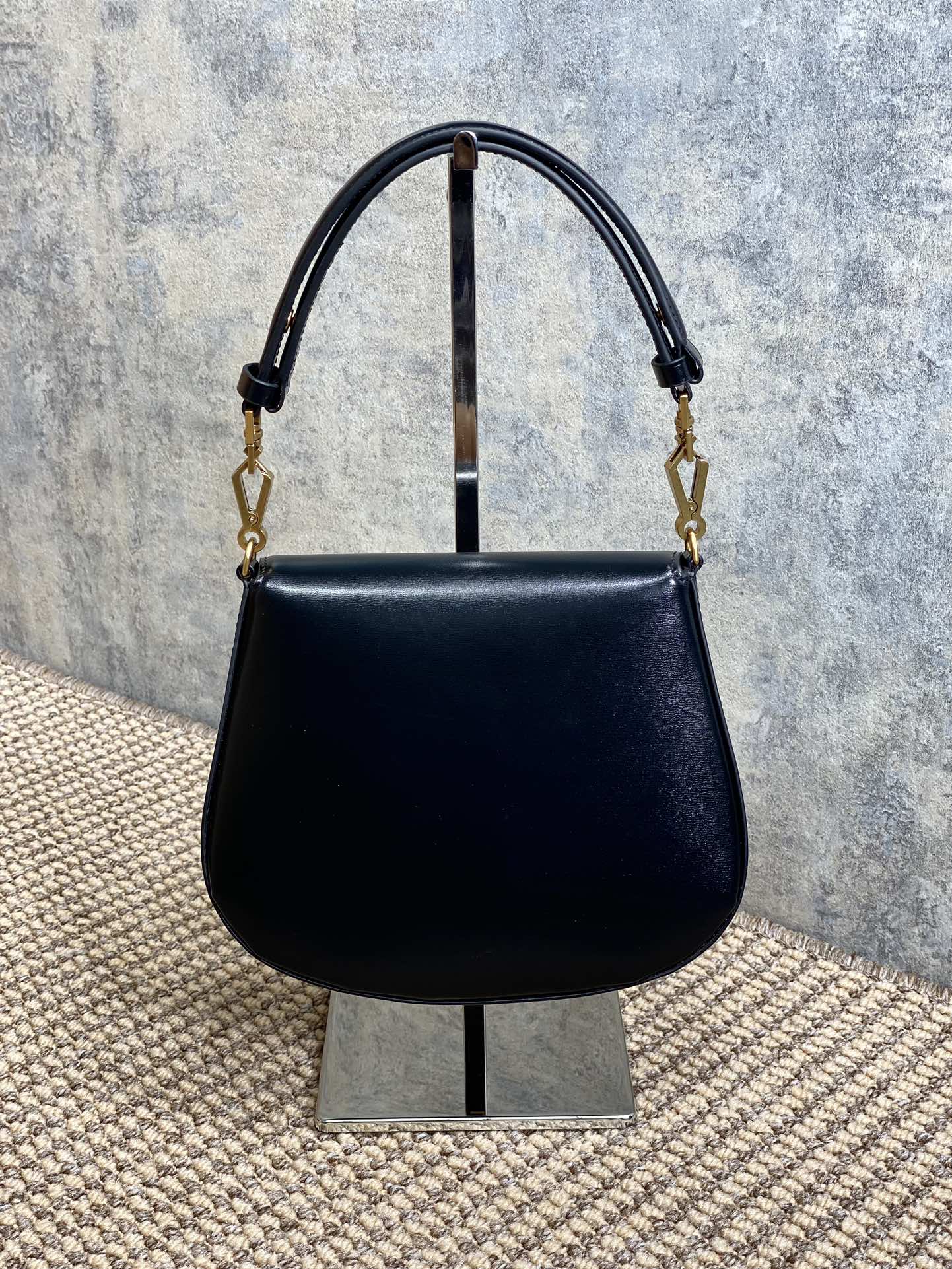 VOLTAIRE TOP HANDLE IN BOX 21 IN SCHWARZES KALBSLEDER GOLDENE BESCHLÄGE