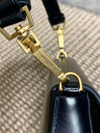 VOLTAIRE TOP HANDLE IN BOX 21 IN SCHWARZES KALBSLEDER GOLDENE BESCHLÄGE