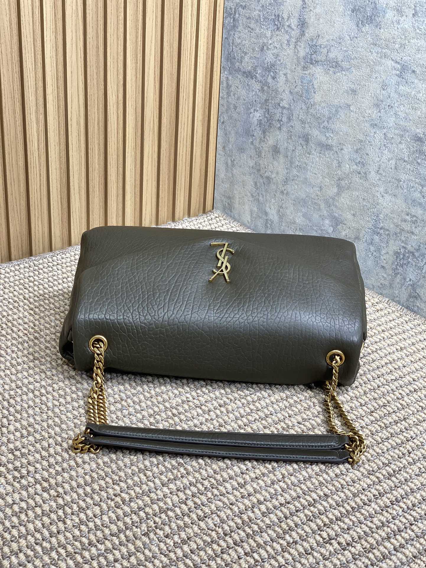 CALYPSO 36 KETTENTASCHE IN DUNKELGRÜNEM LAMMLEDER