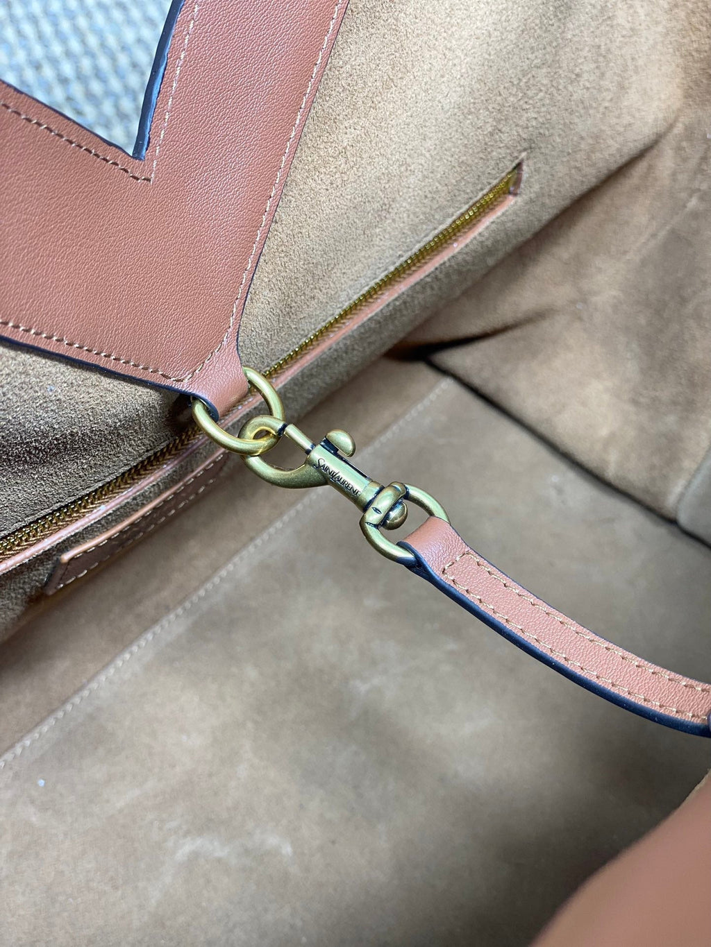 Y Tragetasche 39 in hellbraunem Kalbsleder