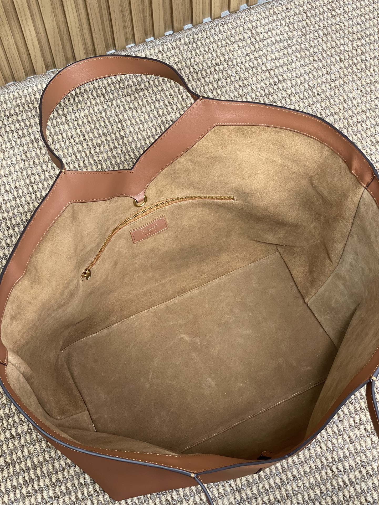 Y Tragetasche 39 in hellbraunem Kalbsleder