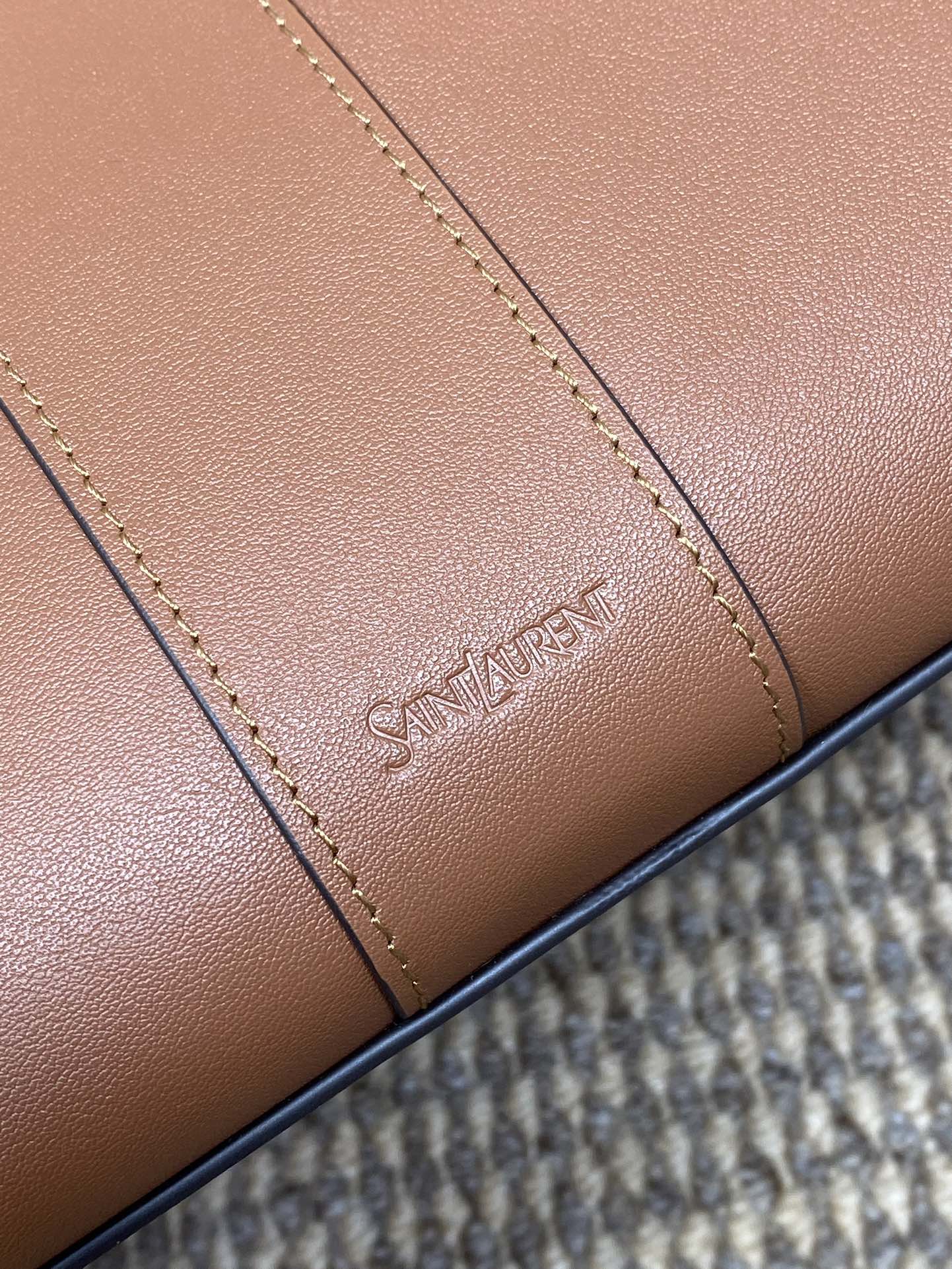 Y Tragetasche 39 in hellbraunem Kalbsleder