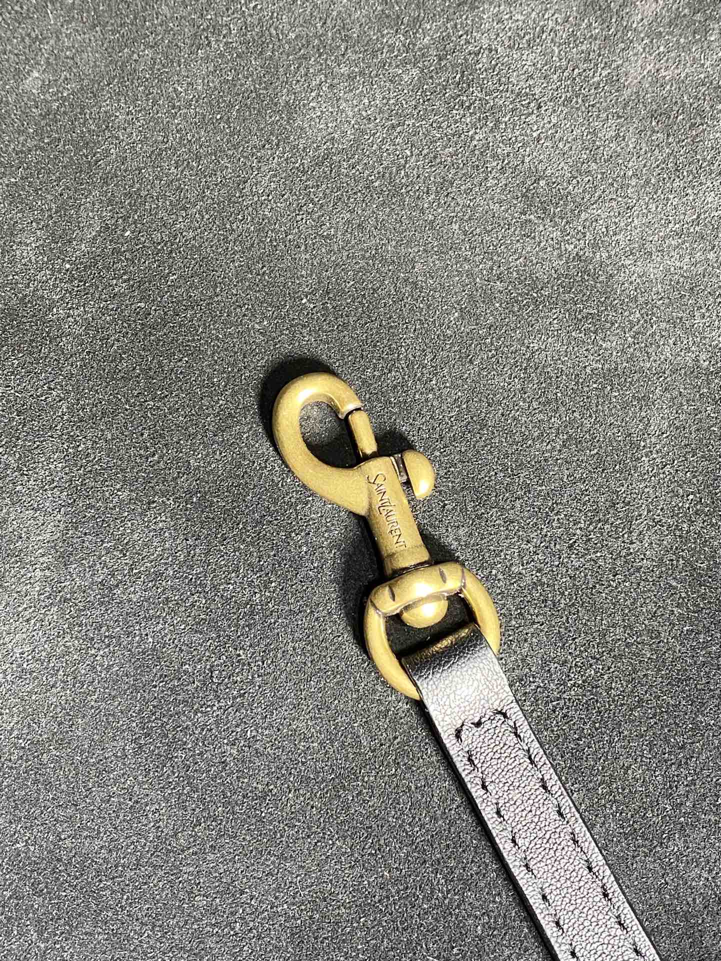 Y Tragetasche 39 aus schwarzem Kalbsleder