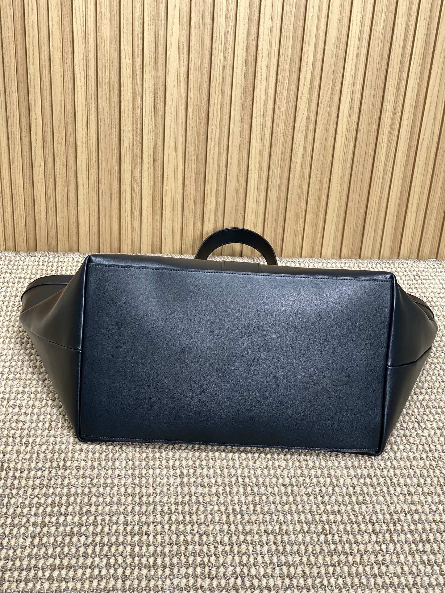 Y Tragetasche 39 aus schwarzem Kalbsleder