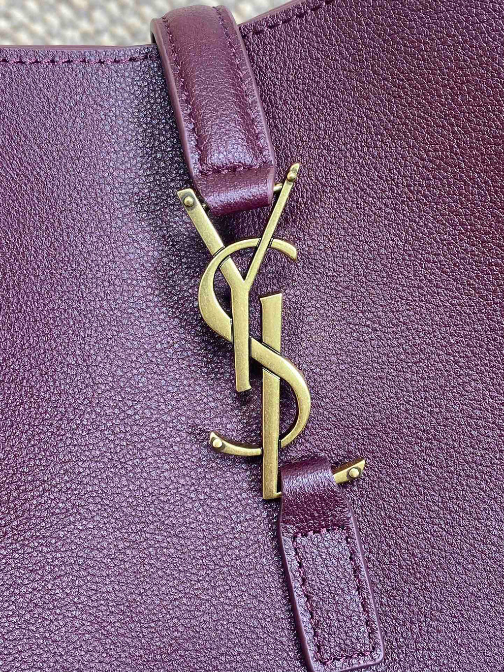 LE 5 À 7 SMALL SUPPLE 22 IN GRAPE PURPLE CALFSKIN GOLD BUCKLE