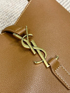 LE 5 À 7 SMALL SUPPLE 22 IN TORTILLA BROWN CALFSKIN GOLD BUCKLE