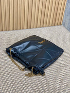 Schultertasche mit Kordelzug und Kettenriemen, Größe 39, aus marineblauem, gestepptem Kalbsleder