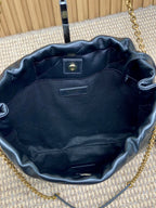 Schultertasche mit Kordelzug und Kettenriemen, Größe 39, aus marineblauem, gestepptem Kalbsleder