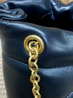 Schultertasche mit Kordelzug und Kettenriemen, Größe 39, aus marineblauem, gestepptem Kalbsleder