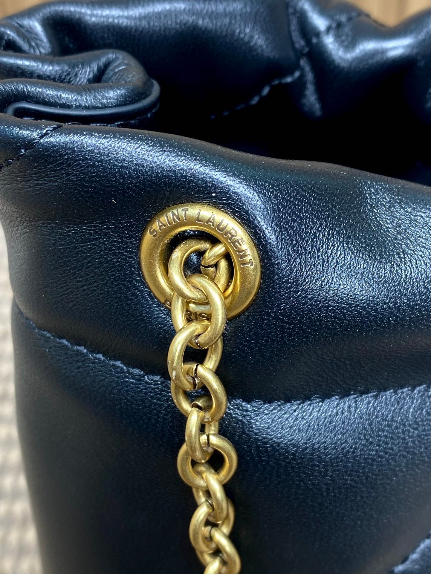 Schultertasche mit Kordelzug und Kettenriemen, Größe 39, aus marineblauem, gestepptem Kalbsleder