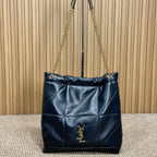 Schultertasche mit Kordelzug und Kettenriemen, Größe 39, aus marineblauem, gestepptem Kalbsleder