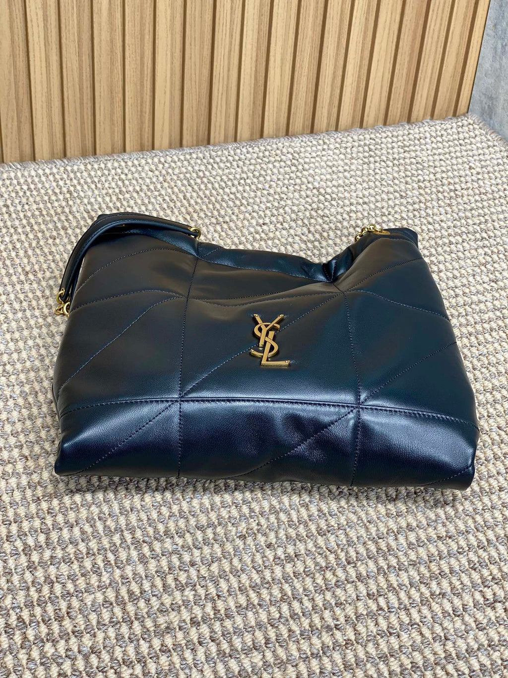 Schultertasche mit Kordelzug und Kettenriemen, Größe 39, aus marineblauem, gestepptem Kalbsleder