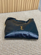 Schultertasche mit Kordelzug und Kettenriemen, Größe 39, aus marineblauem, gestepptem Kalbsleder