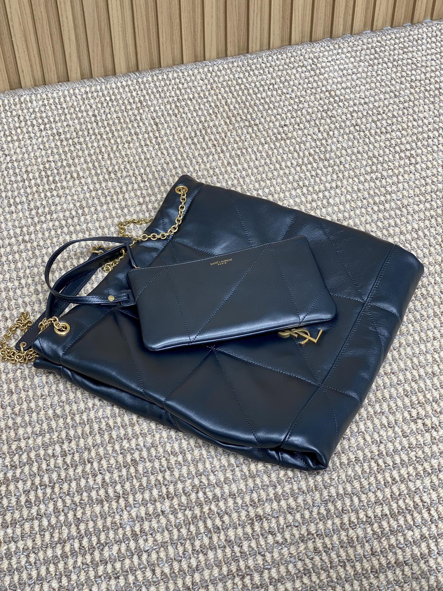 Schultertasche mit Kordelzug und Kettenriemen, Größe 39, aus marineblauem, gestepptem Kalbsleder