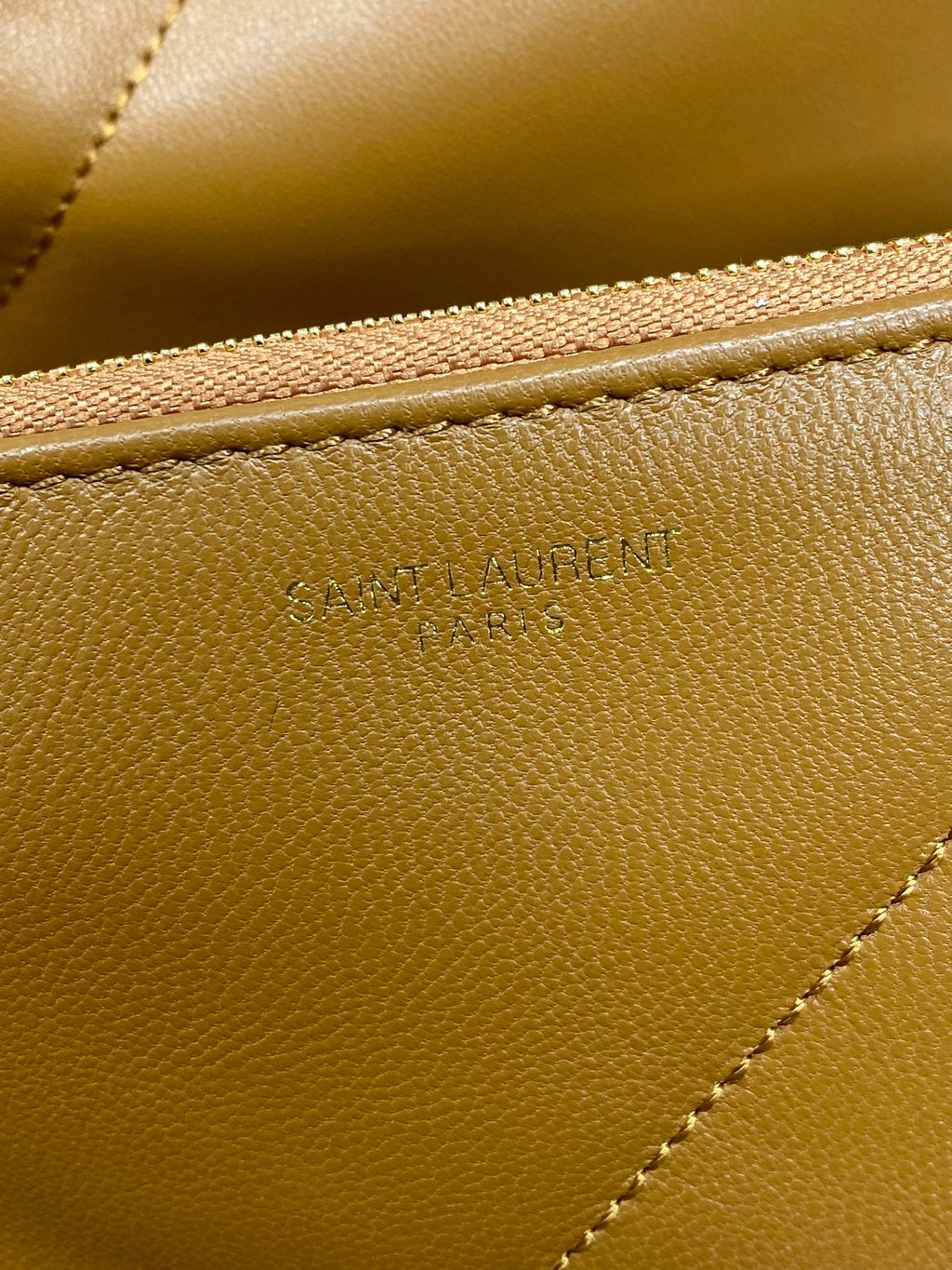 Schultertasche mit Kordelzug und Kettenriemen, 39 Zoll, tortillabraun, gestepptes Kalbsleder