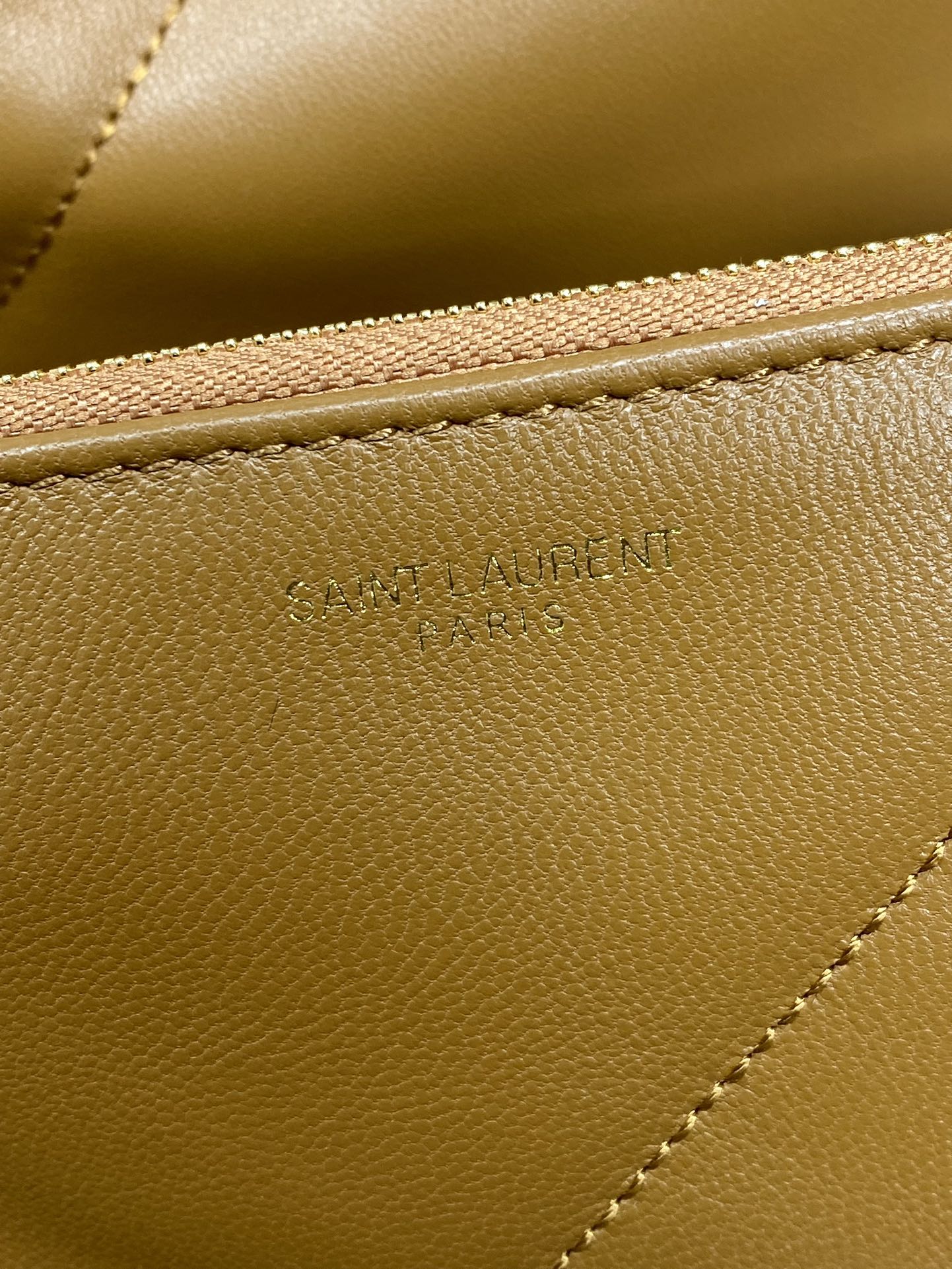 Schultertasche mit Kordelzug und Kettenriemen, 39 Zoll, tortillabraun, gestepptes Kalbsleder