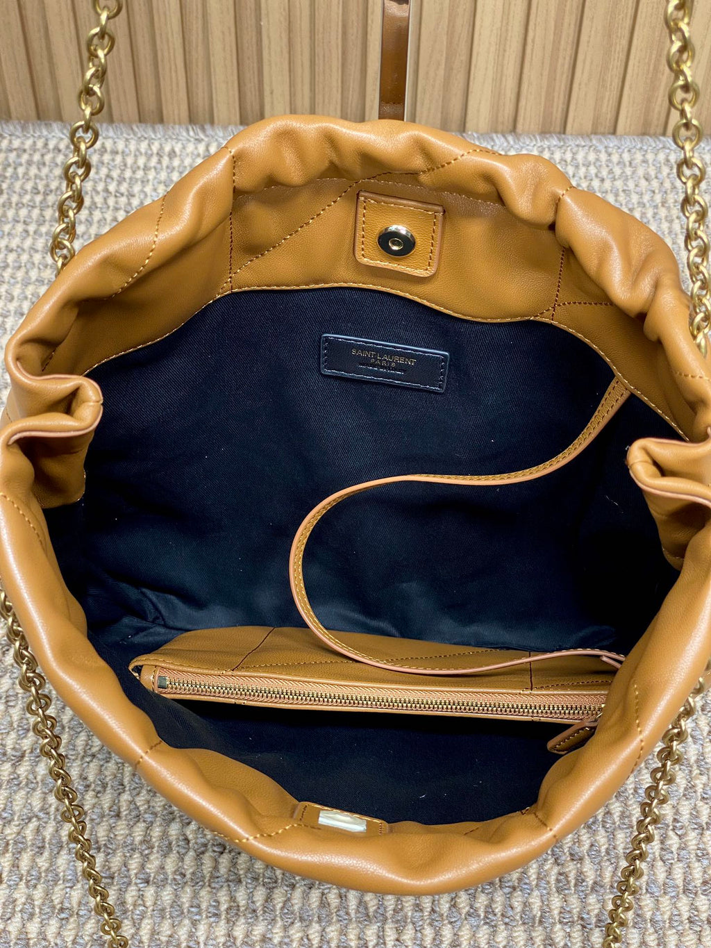 Schultertasche mit Kordelzug und Kettenriemen, 39 Zoll, tortillabraun, gestepptes Kalbsleder