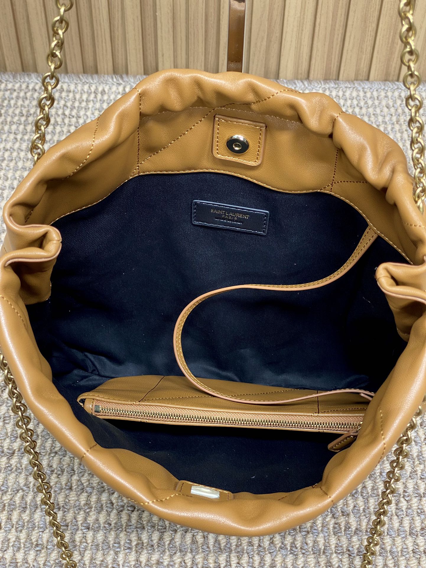 Schultertasche mit Kordelzug und Kettenriemen, 39 Zoll, tortillabraun, gestepptes Kalbsleder