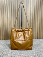 Schultertasche mit Kordelzug und Kettenriemen, 39 Zoll, tortillabraun, gestepptes Kalbsleder