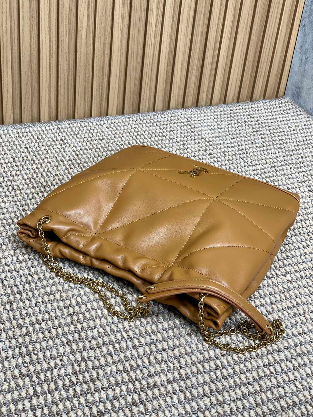 Schultertasche mit Kordelzug und Kettenriemen, 39 Zoll, tortillabraun, gestepptes Kalbsleder