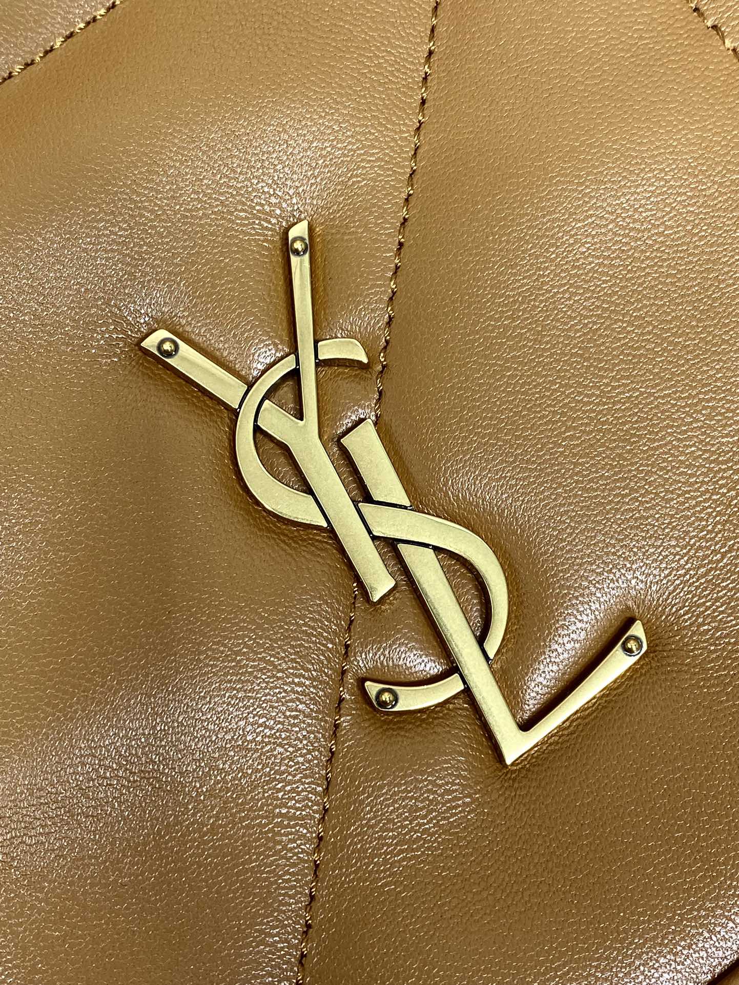 Schultertasche mit Kordelzug und Kettenriemen, 39 Zoll, tortillabraun, gestepptes Kalbsleder