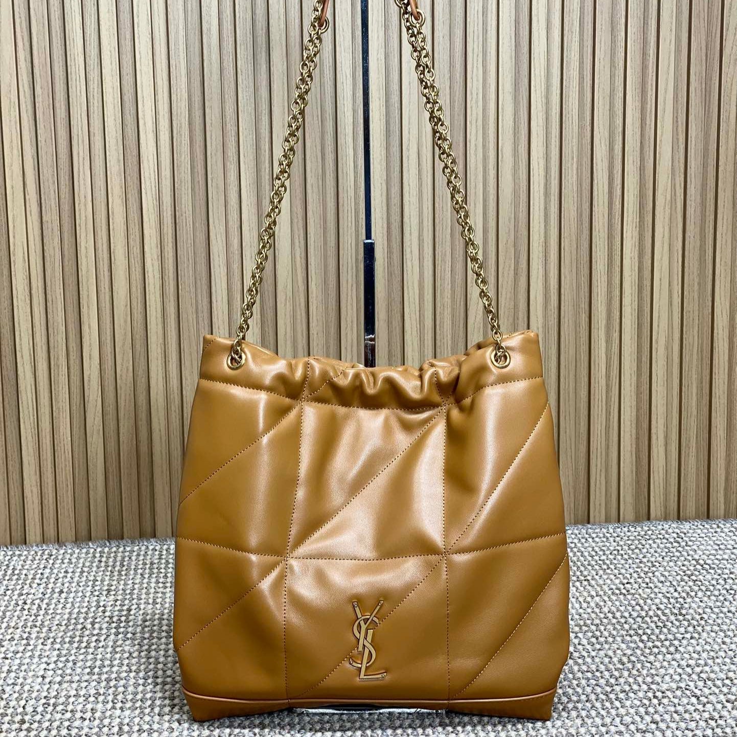 Schultertasche mit Kordelzug und Kettenriemen, 39 Zoll, tortillabraun, gestepptes Kalbsleder