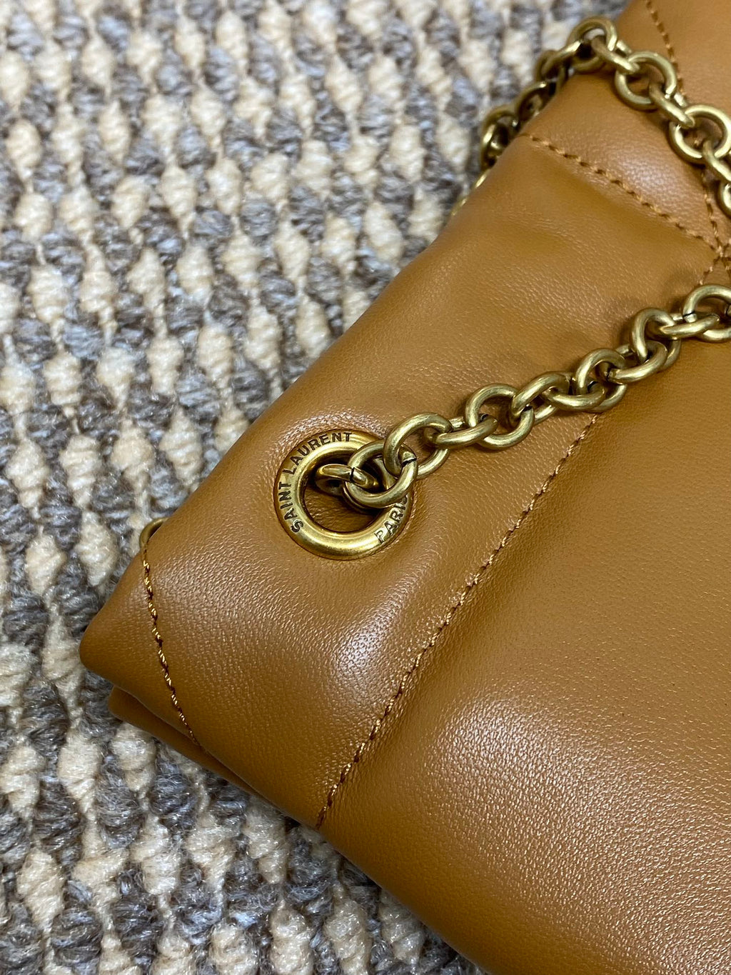 Schultertasche mit Kordelzug und Kettenriemen, 39 Zoll, tortillabraun, gestepptes Kalbsleder