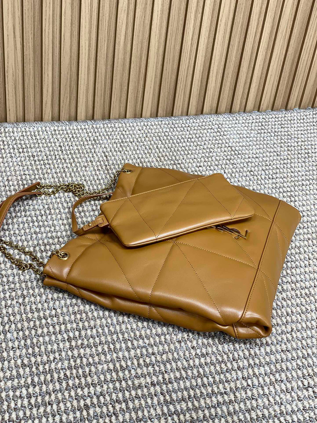 Schultertasche mit Kordelzug und Kettenriemen, 39 Zoll, tortillabraun, gestepptes Kalbsleder