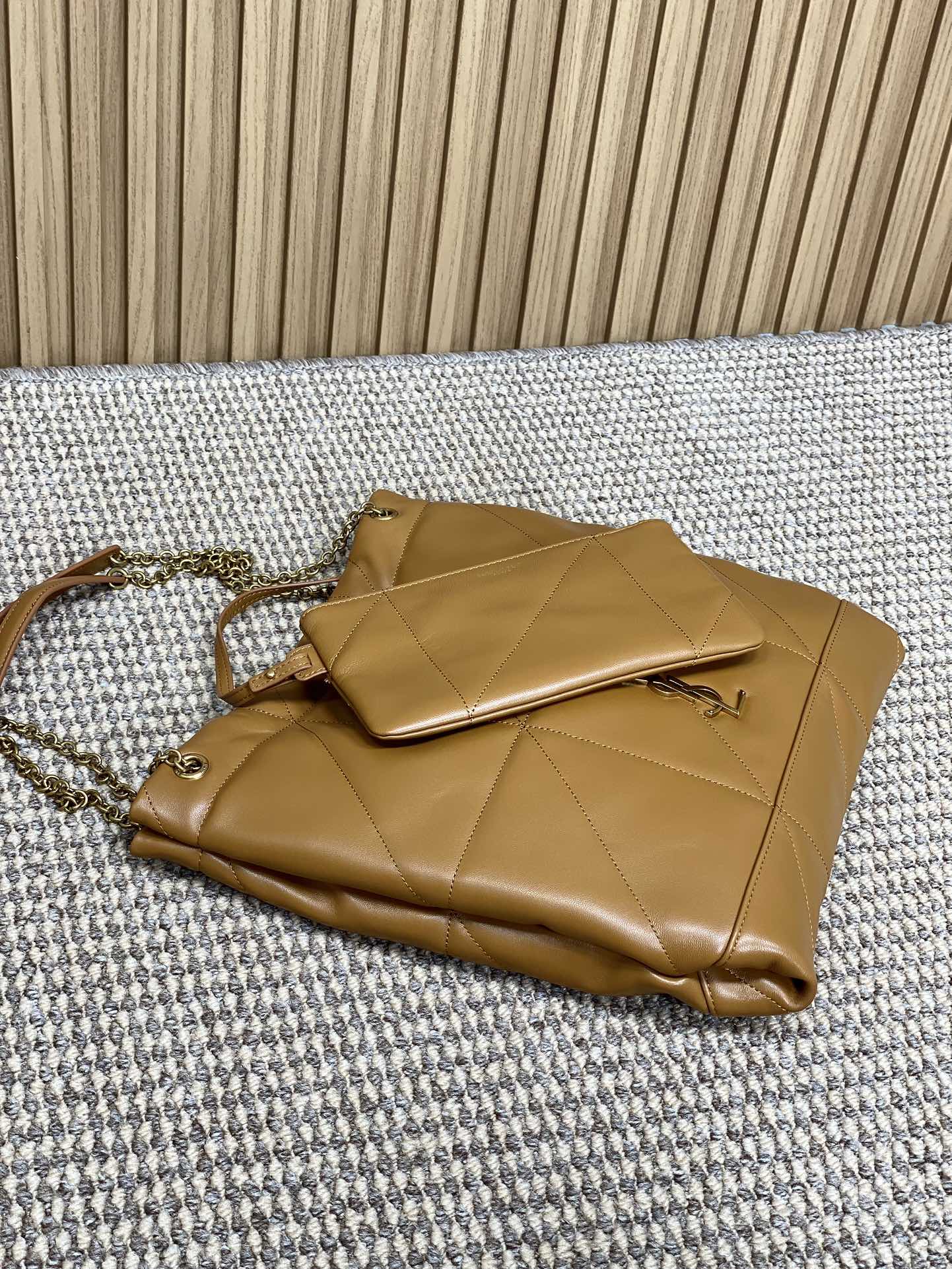 Schultertasche mit Kordelzug und Kettenriemen, 39 Zoll, tortillabraun, gestepptes Kalbsleder