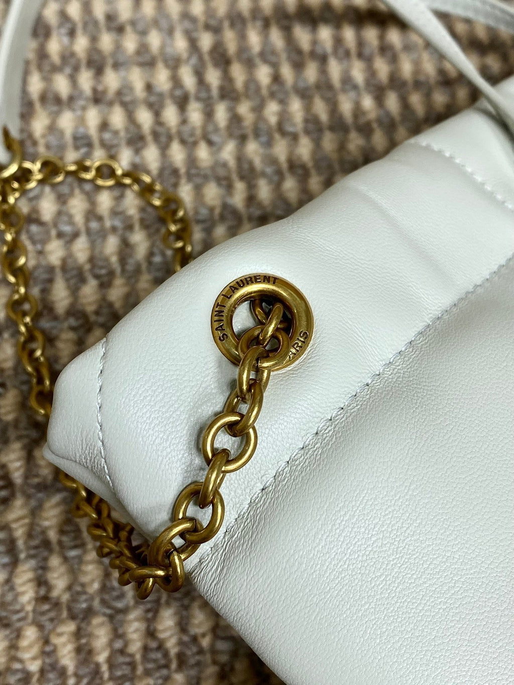 Schultertasche mit Kordelzug und Kettenriemen, 39 Zoll, weiß, gestepptes Kalbsleder