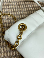 Schultertasche mit Kordelzug und Kettenriemen, 39 Zoll, weiß, gestepptes Kalbsleder