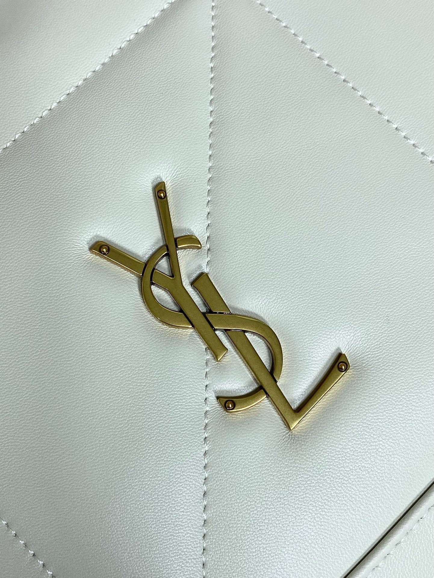 Schultertasche mit Kordelzug und Kettenriemen, 39 Zoll, weiß, gestepptes Kalbsleder