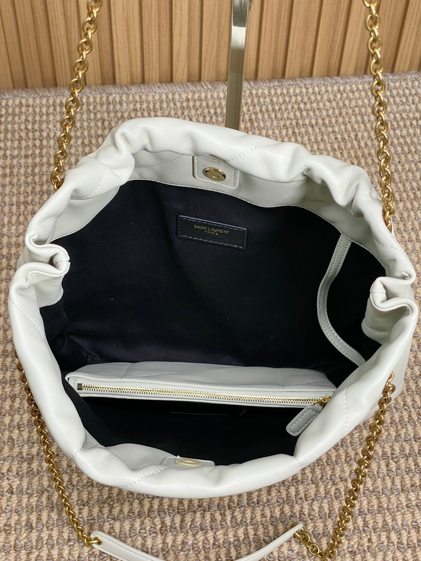 Schultertasche mit Kordelzug und Kettenriemen, 39 Zoll, weiß, gestepptes Kalbsleder